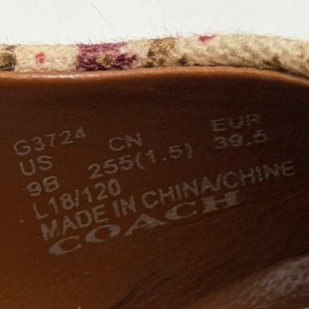 Coach Pump Shoes. Size 9B. Floral print in shades of pink and burgundy - Picture 6 of 14
